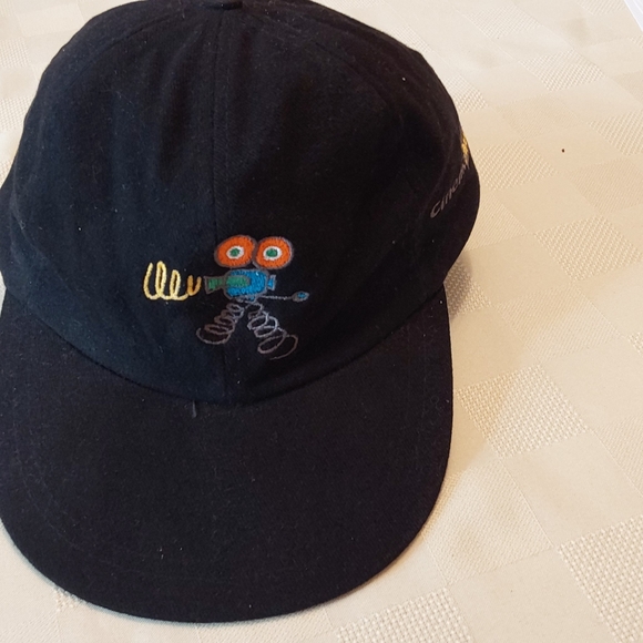 Enamel pin and cap . Collector's items - Picture 4 of 7
